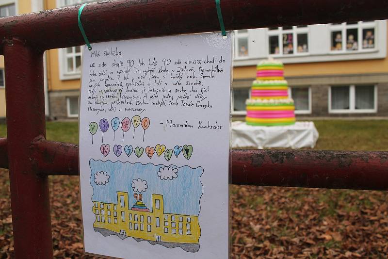 Děti napsaly pro školu přáníčka. Ty jsou nyní vystavená před budovou.