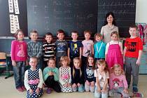 Na fotografii jsou žáci 1.A třídy Základní školy v Dobroníně. Jejich třídní učitelkou je Ilona Rutschová.