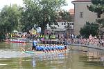 Závody dračích lodí se vrátily na Štěpnický rybník a atmosféra byla vynikající.