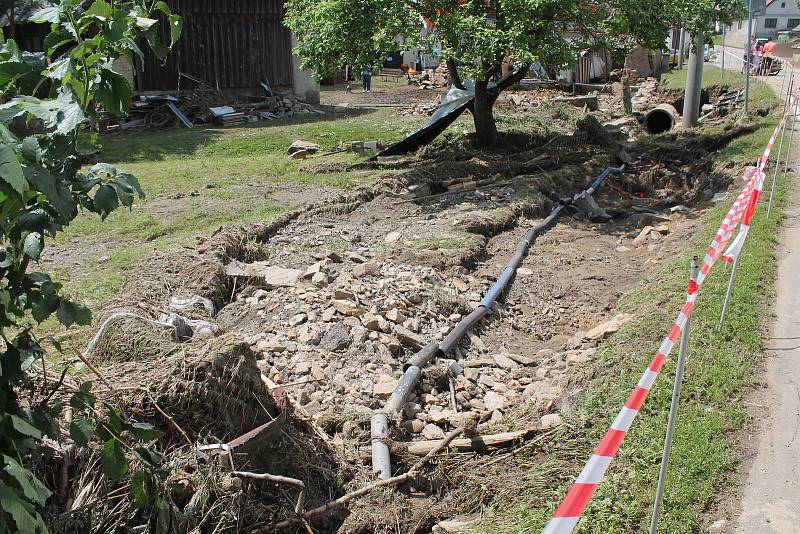 V neděli odpoledne už bylo Jestřebí z nejhoršího venku, následky páteční katastrofy budou ale zřejmé ještě dlouho.