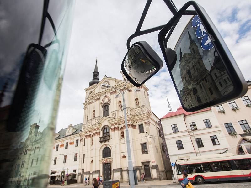 Jihlavský dopravní podnik vystavil na Masarykově náměstí své nové moderní autobusy vybavené klimatizací, Wi-Fi a usb nabíječkami.