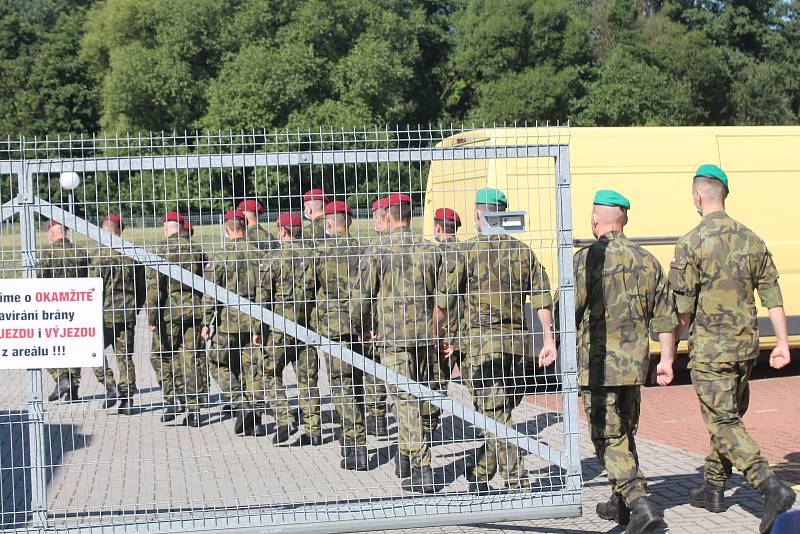 Vojáci přijeli v poslední červencový den dopoledne. Foto: Deník/