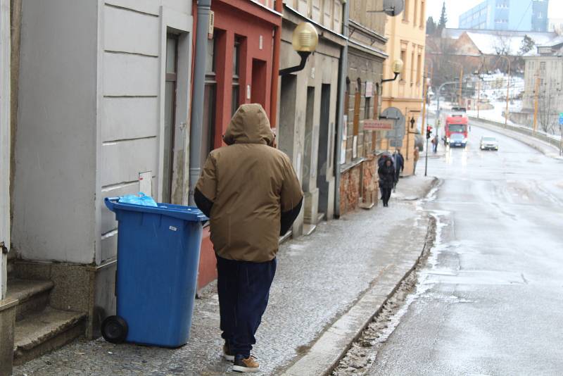 Od Citparku vede na náměstí úzký chodník, jeho rozšíření by bylo možné v případě zklidnění dopravy.