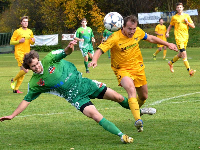 Fotbalisté Rantířova (v zeleném) nedokázali využít toho, že hosté z Luk přijeli oslabeni. Body se dělily.