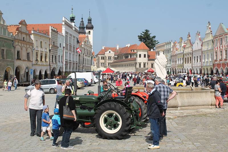 Nejstaršímu vozu na telčském náměstí bylo 107 let.