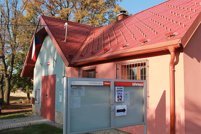 Takto vypadá volební místo v Základní škole Kollárova a v Hasičské zbrojnici v Herolticích.