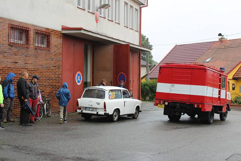 Zpestření. Zhoř na Jihlavsku čekalo o víkendu zpestření. Na své spanilé jízdě se v obci zastavila veteránská auta.