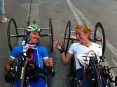 V cíli. Kateřina Antošová spolu s Patrikem Jahodou v cíli závodu na světovém poháru v Itálii. 