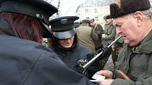 Zkušené policistky v sobotu ve Stříbrném Dvoře kontrolovaly zbraně všech sedmdesáti myslivců, kteří se sobotního honu zúčastnili.
