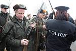 Zkušené policistky v sobotu ve Stříbrném Dvoře kontrolovaly zbraně všech sedmdesáti myslivců, kteří se sobotního honu zúčastnili.