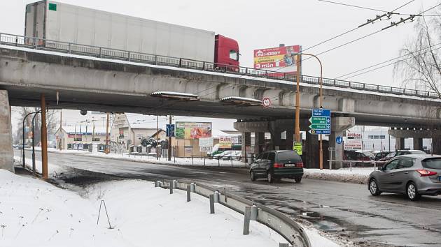 Špatný stav. Most přes ulici Romana Havelky chtěli správci státních silnic a dálnic opravovat už v roce 2000, práce však skutečně začnou o sedmnáct let později.