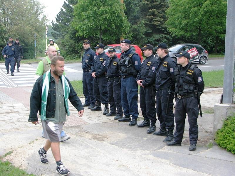 Policisté byli u stadionu ve velkém počtu, městští strážníci byli i na stadionu.