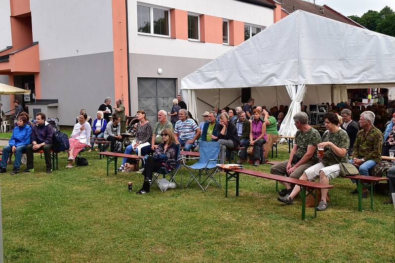 Příznivci starých džípů a bluegrass se sešli v Lukách nad Jihlavou. A bavili se náramně.