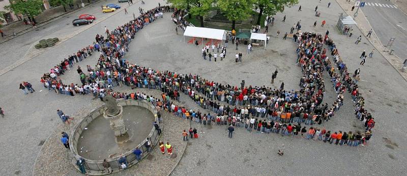 Přesně 1101 svící se rozhořelo v pondělí na jihlavském Masarykově náměstí v rámci akce Světlo pro AIDS. Přesně 1101 svící se rozhořelo v pondělí na jihlavském Masarykově náměstí v rámci akce Světlo pro AIDS. 