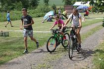 Na trať charitativního běhu vyráželi i cyklisté a často šlo o celé rodinné týmy.