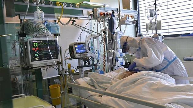 Covidových pacientů v jihlavské nemocnici přibývá: vypomáhá už armáda