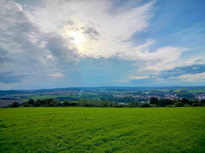 Krásné podzimní dny vybízí k procházkám po okolí. Třeba na Šibeniční vrch nad Třešť.