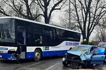 Nehoda auta a autobusu v Jihlavě.