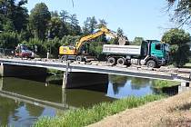 V pátek začaly několikrát odložené opravy mostů v Lukách nad Jihlavou. Řadu řidičů to zaskočilo, někteří zkoušeli stavbou projet.