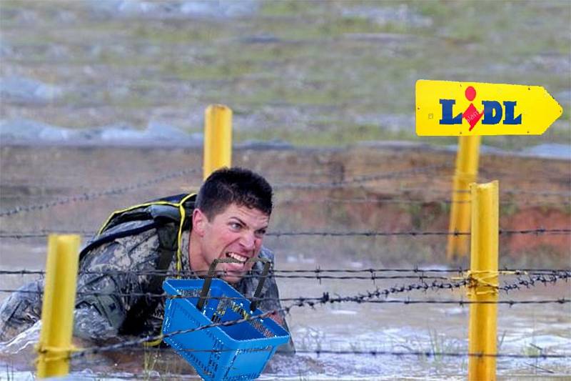 Vtipné fotomontáže k vládním opatřením v obchodech baví lidi na Vysočině.