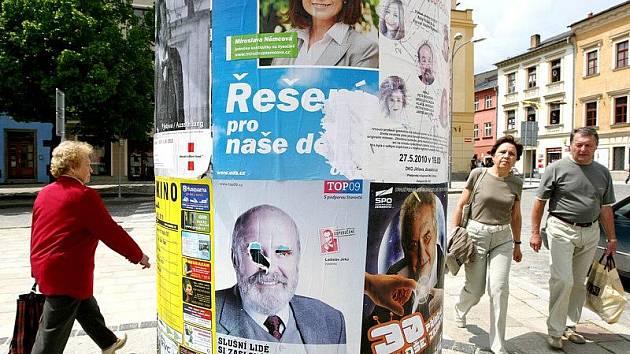 Součástí předvolební kampaně byly také letos plakáty kandidujících politických stran, které po řadu týdnů ovládly plakátovací plochy.