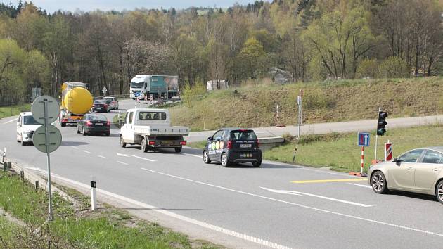 U Ráje. Řidiči si včera postáli na světlech při výjezdu z Jihlavy dlouhé minuty. Začala oprava hlavního tahu.