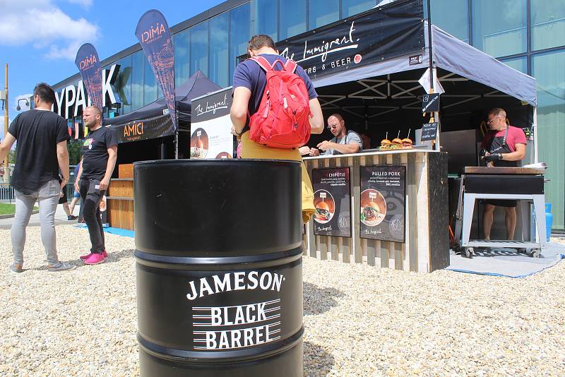 Burger Street Festival bude za jihlavským Cityparkem celý víkend. Lidé si mohou vybírat u více než desítky stánků.