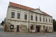 Budovu bývalé pošty ve Stonařově trápí vlhkost, městys ale desítky milionů na komplexní rekonstrukci nemá.