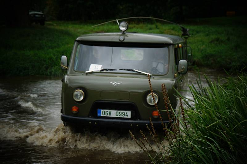 Po Jihlavsku se projížděla veteránská auta a motorky.