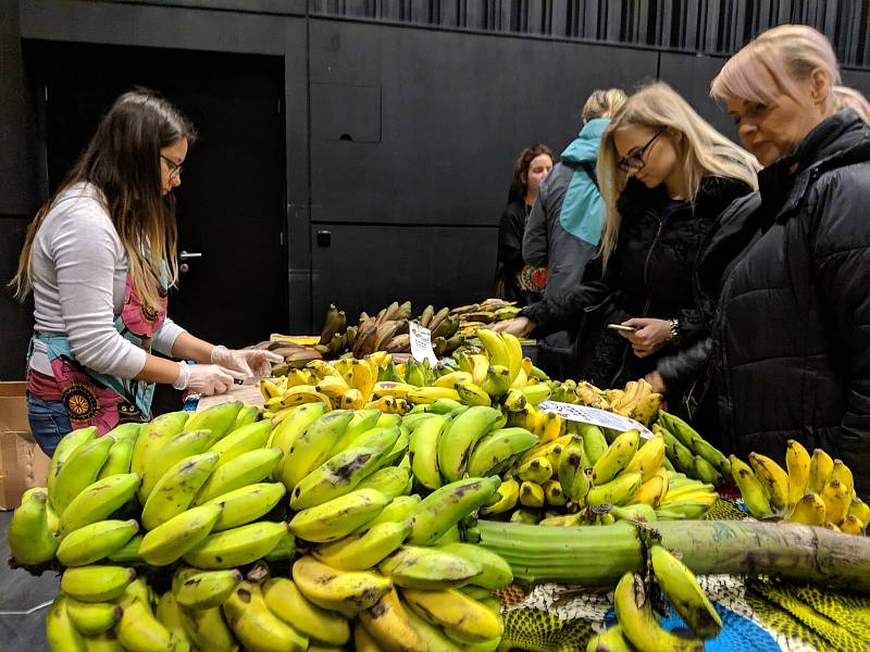 Den plný exotických chutí v jihlavském DIODu. Lidé si banány a další věci z Afriky odváželi po krabicích.