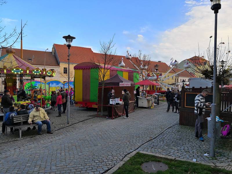 Třešťské náměstí o víkendu patřilo pouťovým atrakcím a stánkařům.