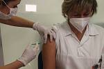 V sobotu druhého ledna 2021 začalo na Vysočině očkování proti koronaviru, první injekce byly pro zaměstnance nemocnice. Mezi prvními dostala injekci i primářka kožního oddělení Marie Policarová.