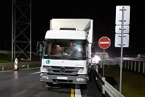 Dálniční policie se zaměřila na řidiče kamionů, kteří povinnou přestávku čerpají přes noc přímo na dálnici D1 nebo na jejích přivaděčích.