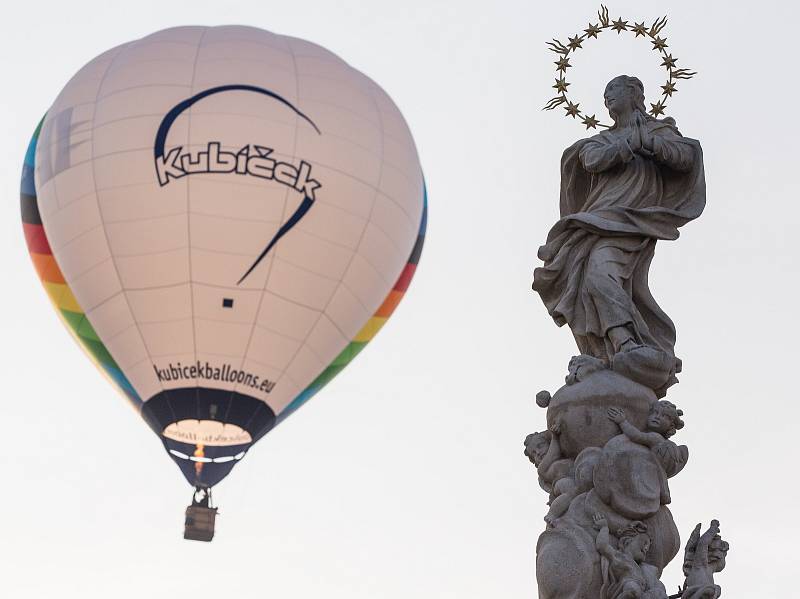 Horkovzdušné balony startovaly 25. srpna z telčského Náměstí Zachariáše z Hradce.