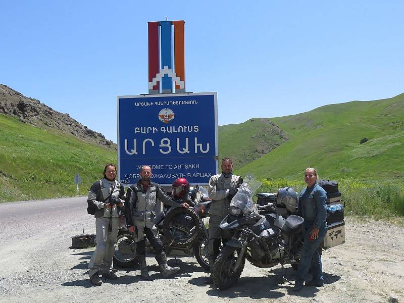 Manželé Sedláčkovi a Tomanovi letos v létě na motorkách procestovali Kavkaz.