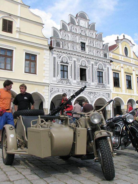 Sobotní setkání veteránů, a to nejen automobilů, ale také motocyklů a jízdních kol v Telči