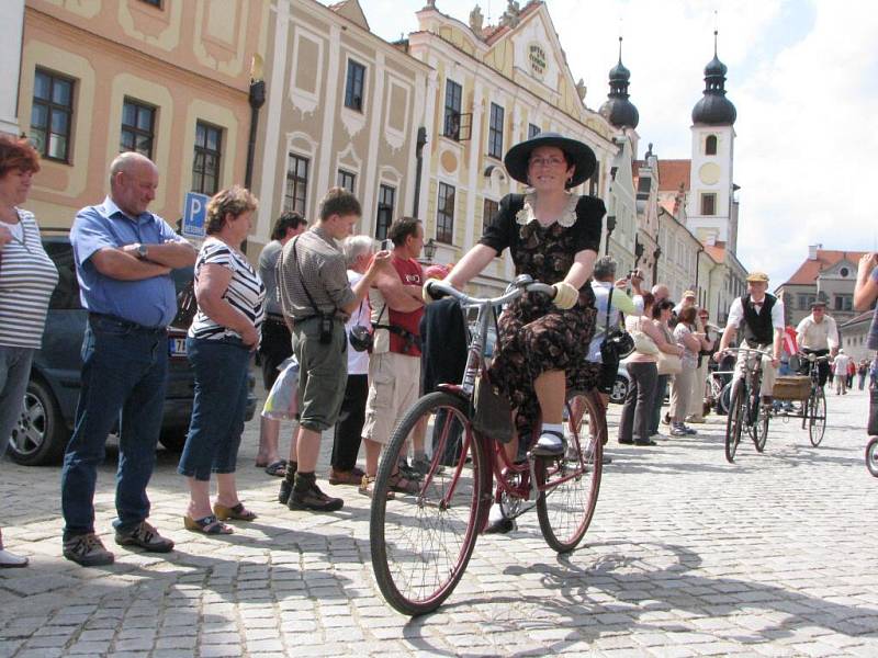 Majitelé historických jízdních kol předvedli okružní jízdu po náměstí ve stylových šatech