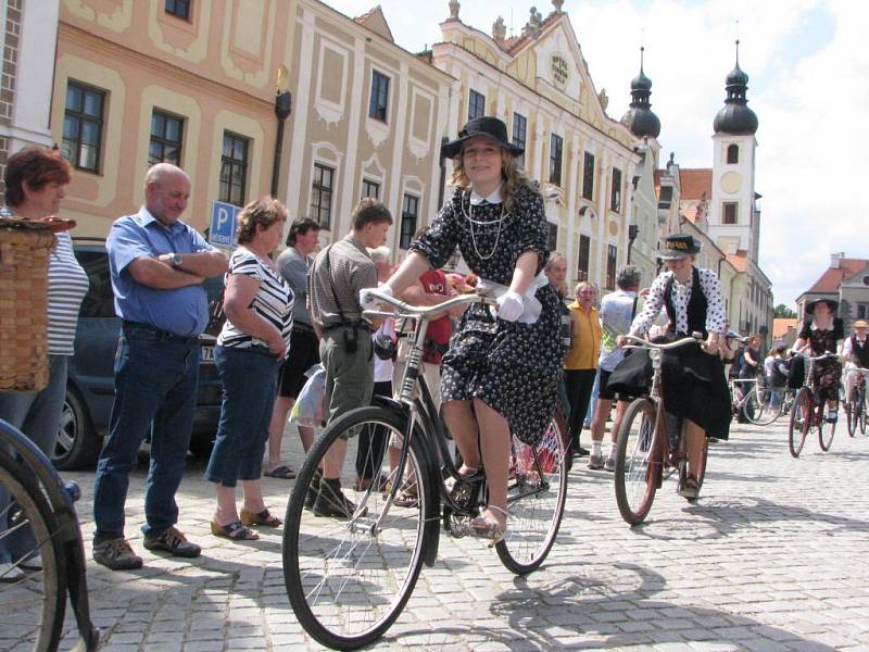 Majitelé historických jízdních kol předvedli okružní jízdu po náměstí ve stylových šatech