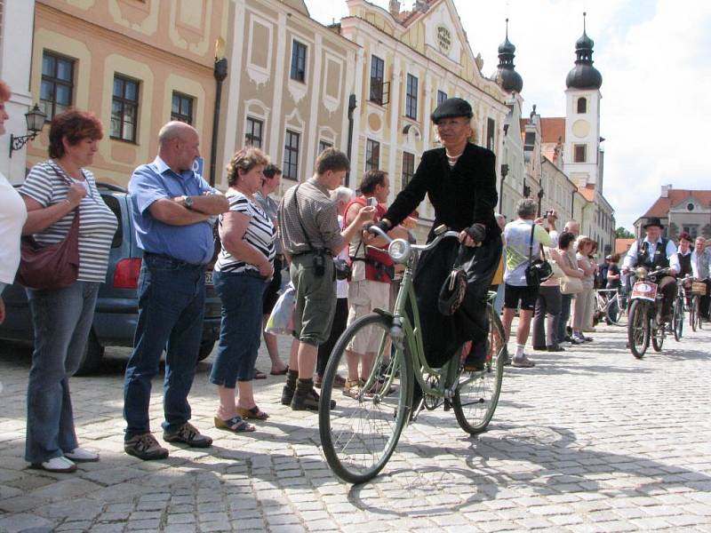 Majitelé historických jízdních kol předvedli okružní jízdu po náměstí ve stylových šatech