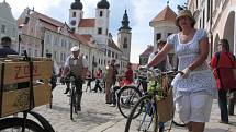 Majitelé historických jízdních kol předvedli okružní jízdu po náměstí ve stylových šatech