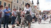 Majitelé historických jízdních kol předvedli okružní jízdu po náměstí ve stylových šatech