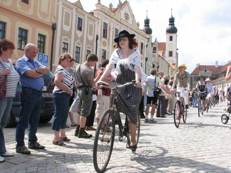 Majitelé historických jízdních kol předvedli okružní jízdu po náměstí ve stylových šatech