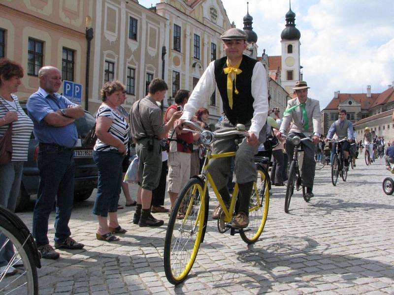 Majitelé historických jízdních kol předvedli okružní jízdu po náměstí ve stylových šatech