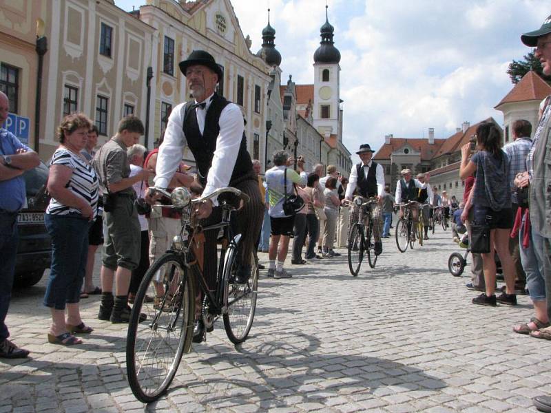 Majitelé historických jízdních kol předvedli okružní jízdu po náměstí ve stylových šatech