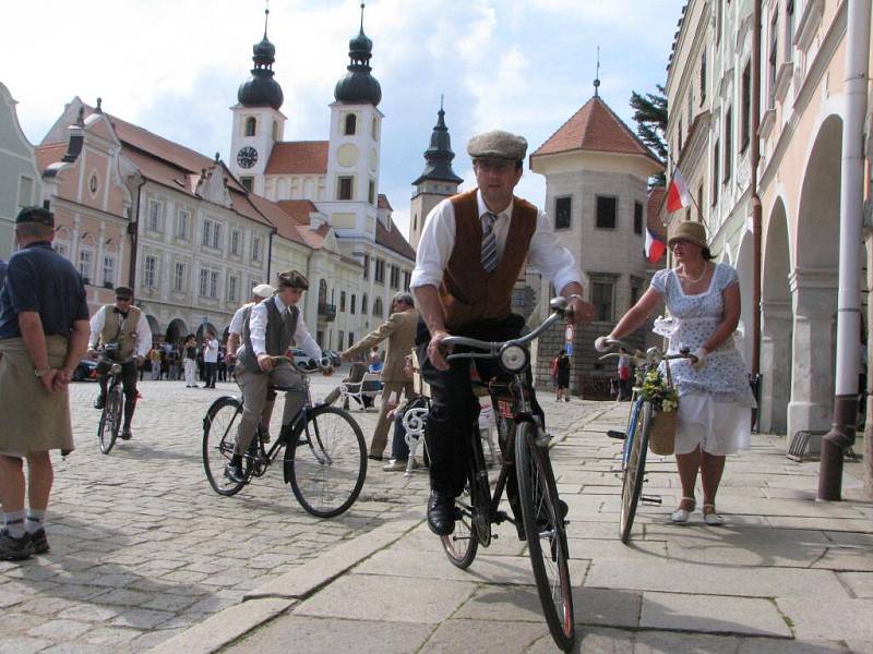 Majitelé historických jízdních kol předvedli okružní jízdu po náměstí ve stylových šatech