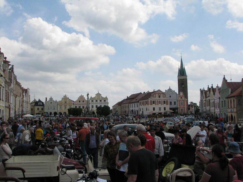 Sobotní setkání veteránů v Telči na áměstí přilákalo davy lidí