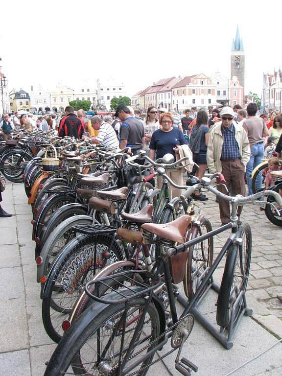 Sobotní setkání veteránů, a to nejen automobilů, ale také motocyklů a jízdních kol v Telči