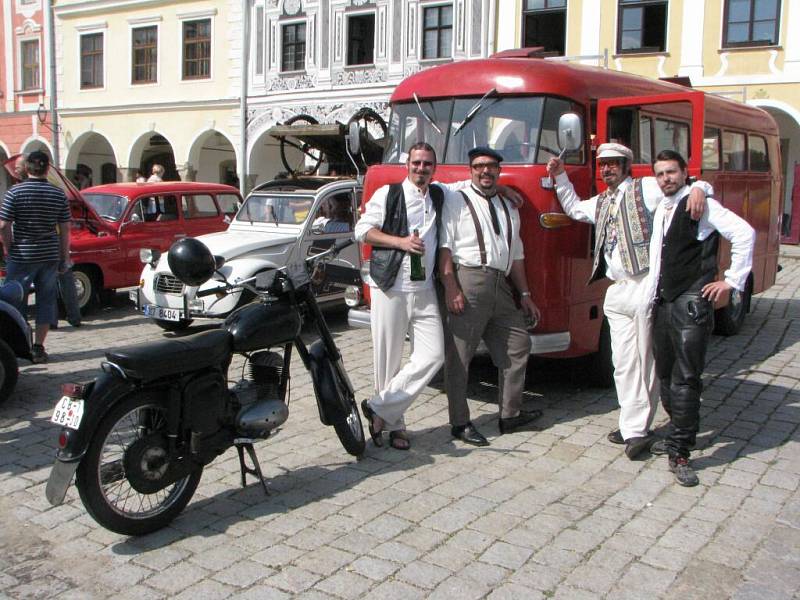 Sobotní setkání veteránů, a to nejen automobilů, ale také motocyklů a jízdních kol v Telči