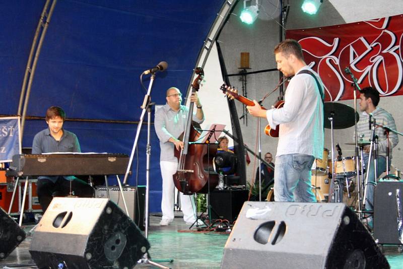 Deštivé počasí a na červenec poměrně nízké teploty potrápily organizátory hudebních festivalů v Jihlavě a na hradě Roštejn. 