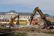 Demolice starého zimního stadionu postupuje rychleji, než se předpokládalo. Za pár týdnů nebude po budově pamatující slavnou éru jihlavského hokeje ani památky.